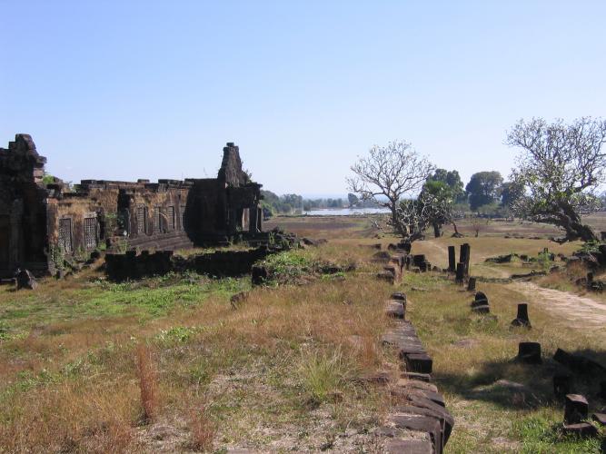 Vat Phou temple de droite et allee centrale